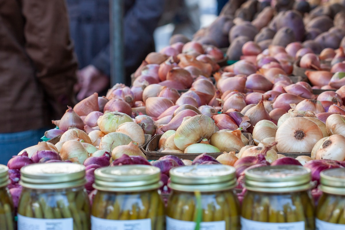 Brodo vegetale invernale con erbe aromatiche
